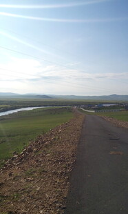 乡间公路旁的开阔风景