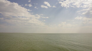 广阔海面与蓝天白云美景