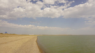 海边长堤 辽阔天空与水域