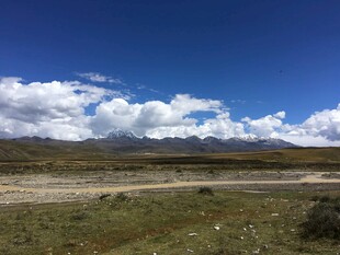 蓝天旷野间的壮阔风景