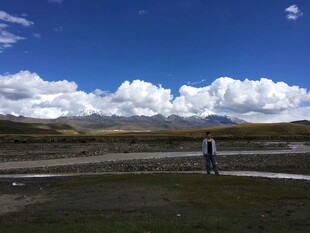 草原漫步蓝天相伴