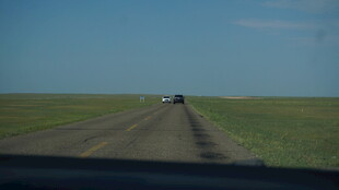 草原公路上行驶的车辆