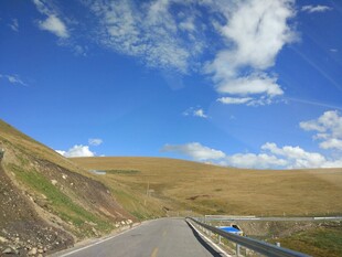 公路伸向远方的壮美风景