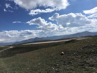 广阔草原上的蓝天白云