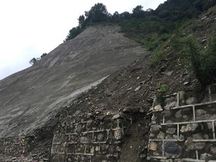 山体旁的石砌建筑遗迹