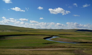 草原蜿蜒河流蓝天白云景