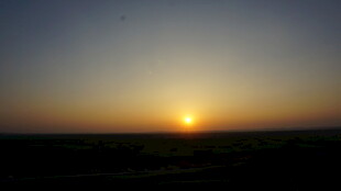 日落时分的广袤原野