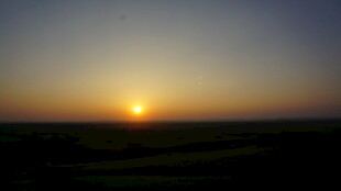 草原上的壮丽日落景观