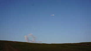 草原上的蓝天与朦胧云彩