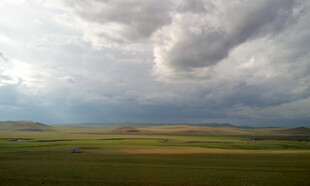 草原上的乌云密布景象