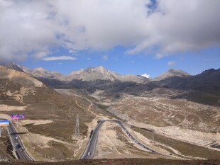 高原壮美公路景观