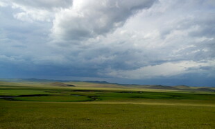 草原上空的壮丽云层