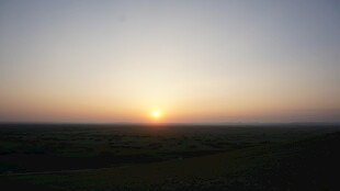 日出时分的广袤原野