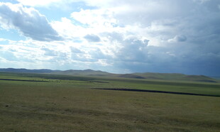 广袤草原上的蓝天白云