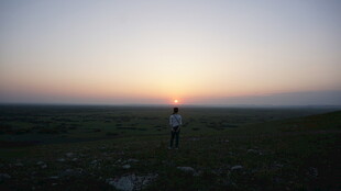 日落旷野中的孤独身影