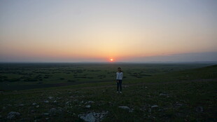 草原日落一人独赏美景
