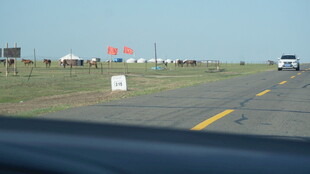 空旷公路上行驶的车辆