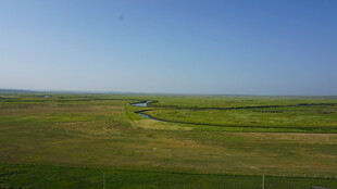 广袤草原上的蜿蜒河流