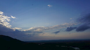 天边云霞映青山