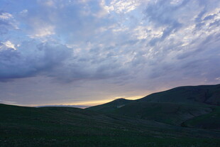 山间暮色 云遮霞光