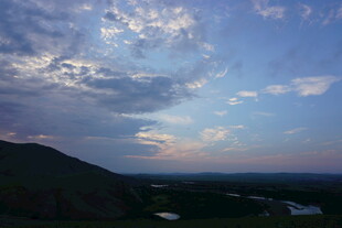 黄昏时分的山峦与天空