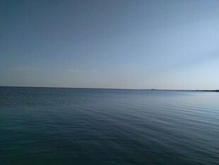 平静海面的广阔天际线