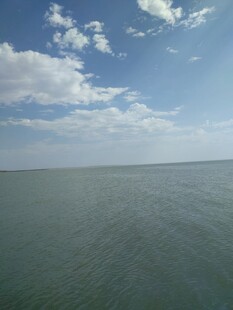 广阔海面与蓝天白云美景