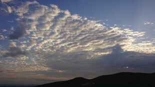 壮丽天空下的山峦与云彩