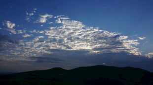蓝天云海下的山峦景色