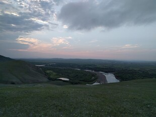 黄昏下的广袤田野风光