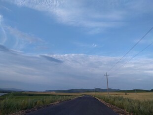 旷野中的蜿蜒公路