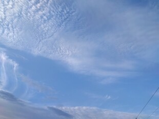 蓝天飘着丝状白云
