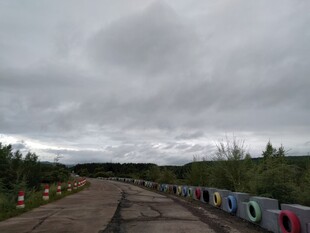 阴天乡村道路与彩色轮胎