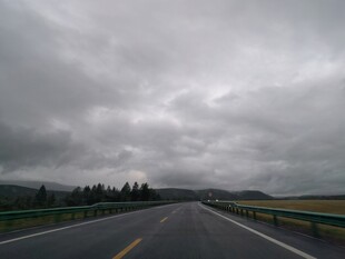 阴天下的空旷公路