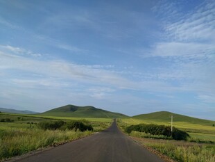 乡间公路 通往绿野蓝天