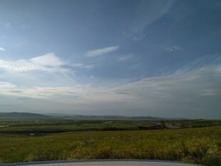 广阔草原上的蓝天美景