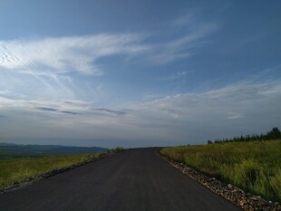 旷野中的蜿蜒公路