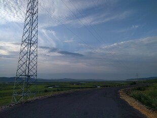 旷野中的输电塔与道路