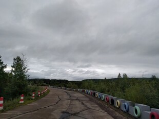 阴天下的乡村道路场景