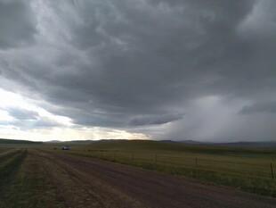 乌云笼罩下的旷野之路