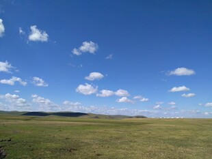 辽阔草原蓝天白云美景