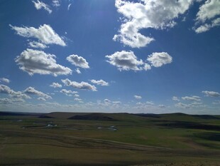 辽阔草原上的蓝天白云