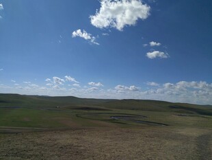 广袤草原上的晴朗天空