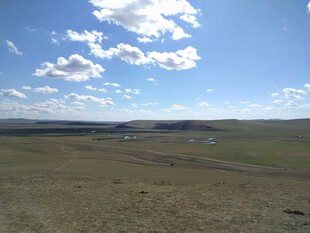 辽阔草原蓝天白云美景