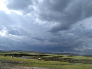 草原上的乌云密布景象