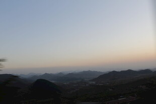 黄昏下的连绵山峦