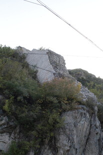 山间岩石与繁茂植被