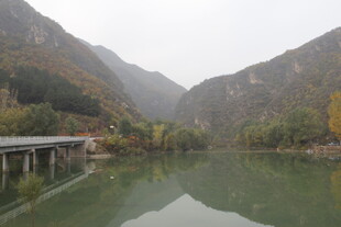 山间静美湖泊与栈桥