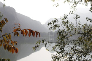 山水间的秋色景致