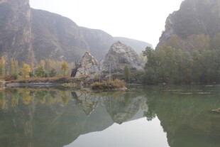 山水相映的静谧湖景